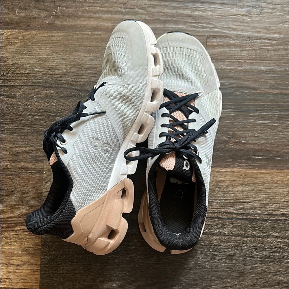 On Running Cloud Swift Athletic Shoes